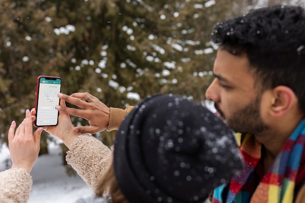 Amigos de alto ângulo segurando smartphone