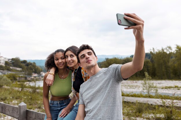 Amigos de alto ângulo tomando selfie