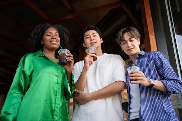 Amigos de baixo ângulo com café gelado