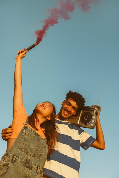 Foto grátis amigos de baixo ângulo com toca-fitas