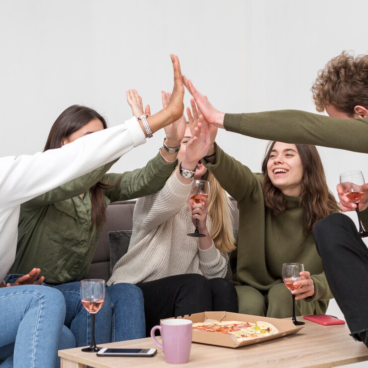 Foto grátis amigos de baixo ângulo dando mais cinco
