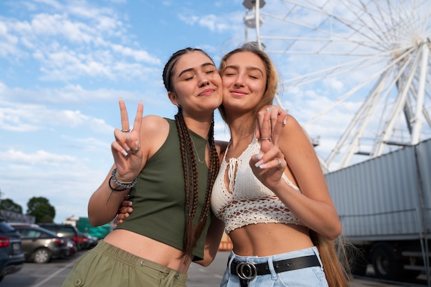 Foto grátis amigos de baixo ângulo fazendo gestos com as mãos