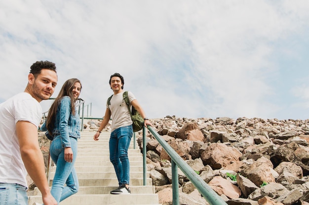 Foto grátis amigos de baixo ângulo viajando