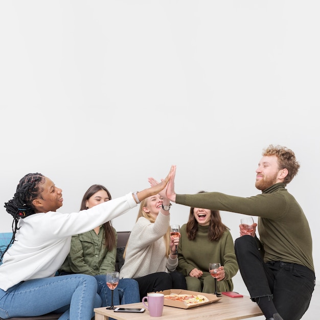 Foto grátis amigos de cópia-espaço almoçando