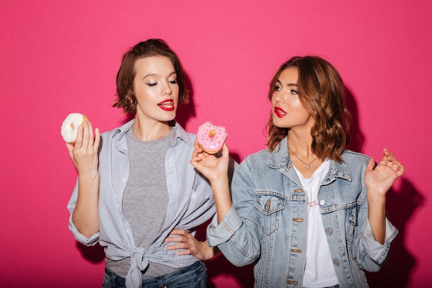 Amigos de duas lindas mulheres comendo rosquinhas