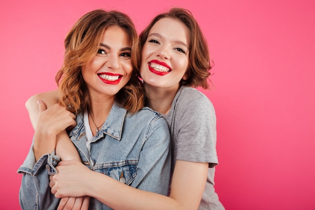 Amigos de duas mulheres felizes abraçando.