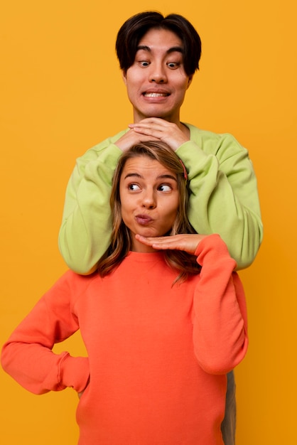 Foto grátis amigos de frente fazendo caretas no estúdio