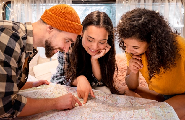 Foto grátis amigos de frente olhando em um mapa