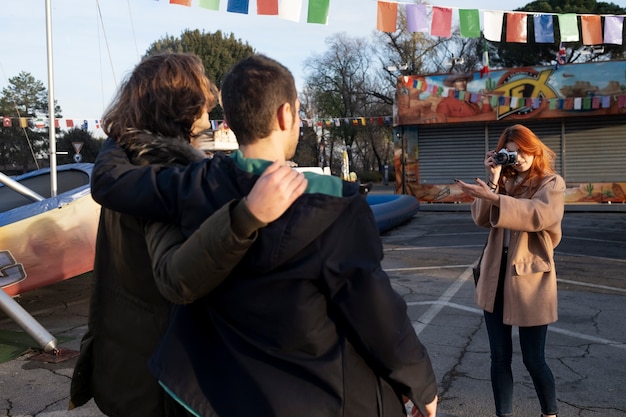 Foto grátis amigos de meia idade se divertindo juntos