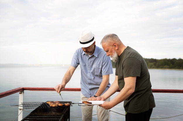 Amigos de meia idade se divertindo no festival de comida