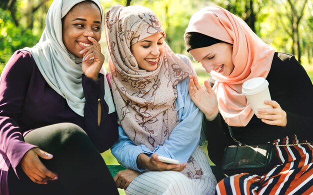 Amigos de mulheres islâmicas conversando e se divertindo