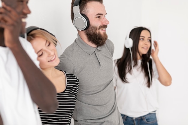 Amigos de smiley de alto ângulo com fones de ouvido