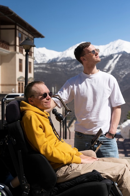 Foto grátis amigos de tiro completo admirando a vista da montanha