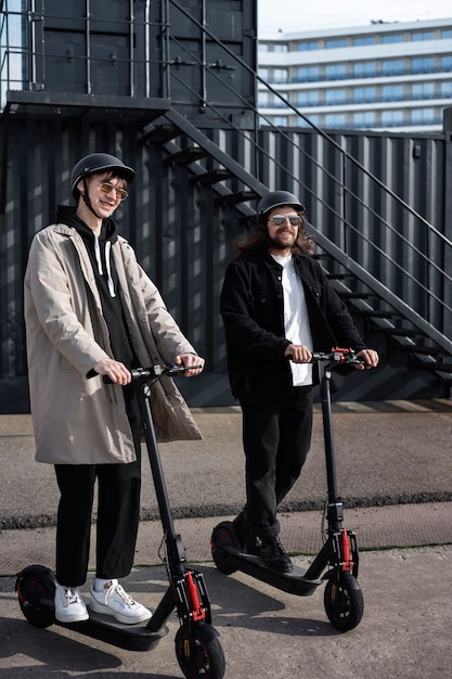 Amigos de tiro completo em scooters elétricos