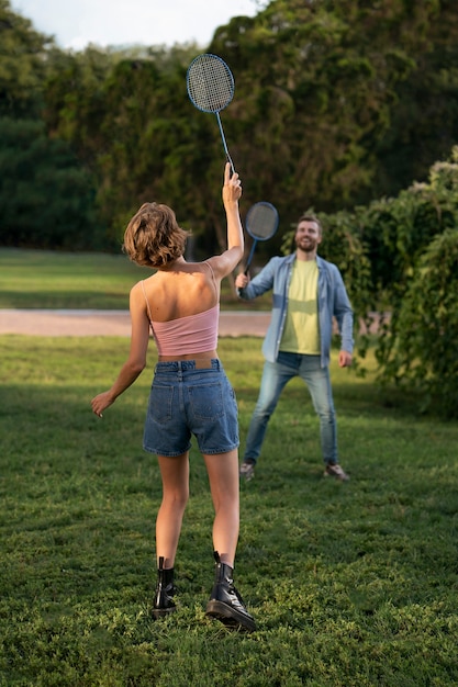 Foto grátis amigos de tiro completo jogando badminton