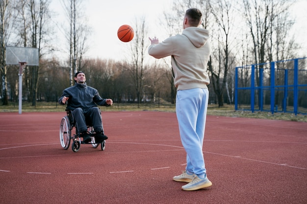 Amigos de tiro completo jogando basquete juntos