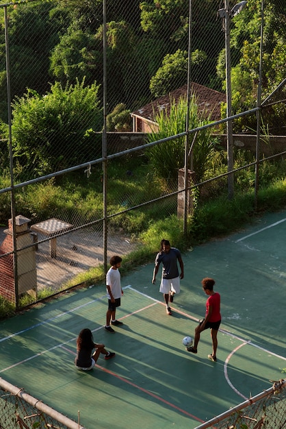 Amigos de tiro completo jogando futebol