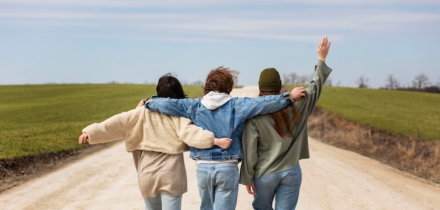 Amigos de tiro médio abraçados