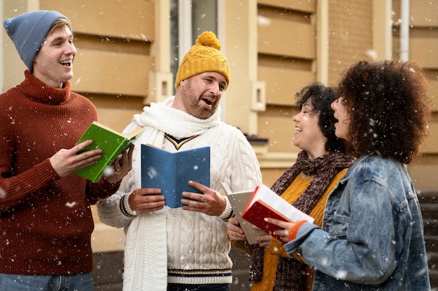 Amigos de tiro médio cantando canção de natal