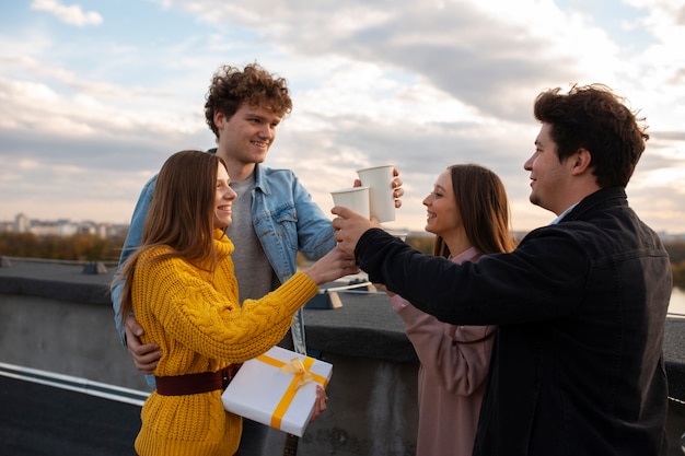 Foto grátis amigos de tiro médio com bebidas