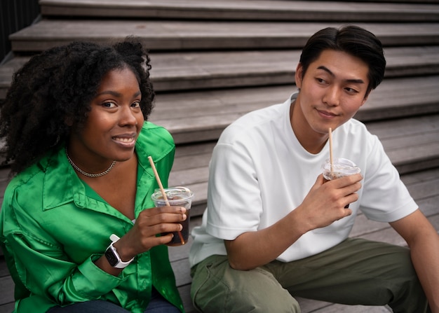 Amigos de tiro médio com café gelado