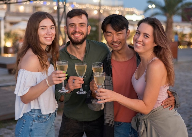 Foto grátis amigos de tiro médio com champanhe