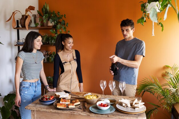 Amigos de tiro médio com comida deliciosa dentro de casa