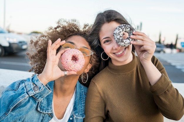 Amigos de tiro médio com donuts