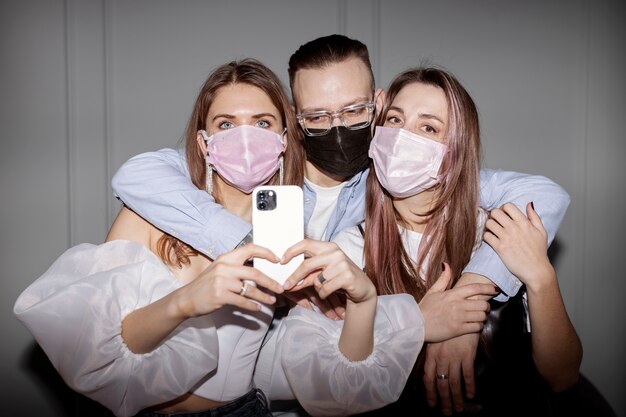 Amigos de tiro médio com máscaras faciais