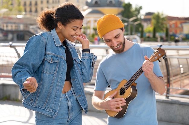 Amigos de tiro médio com música