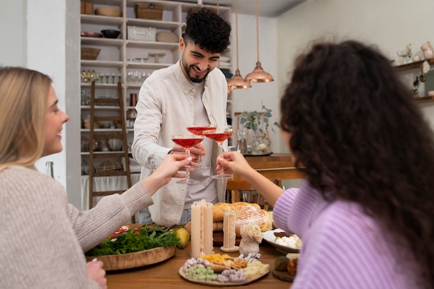 Foto grátis amigos de tiro médio com queijo fresco