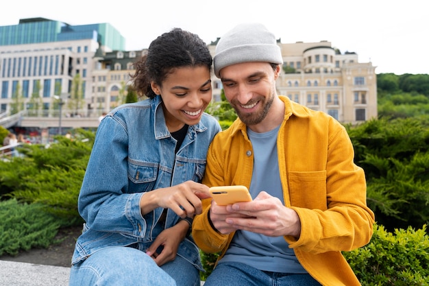 Foto grátis amigos de tiro médio com smartphone