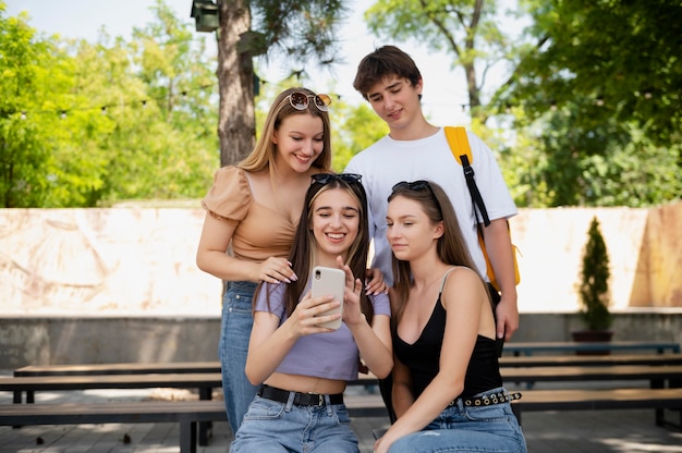 Foto grátis amigos de tiro médio com smartphone