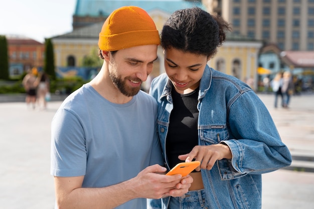 Amigos de tiro médio com telefone