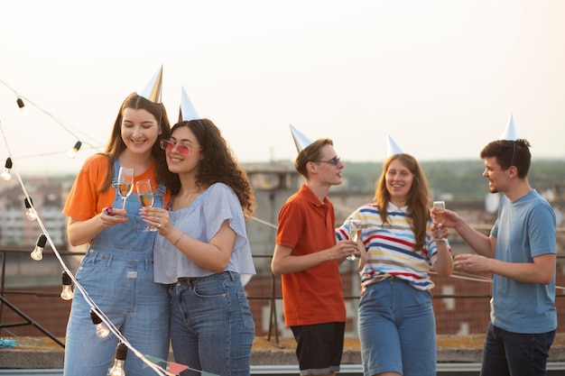 Foto grátis amigos de tiro médio comemorando aniversário