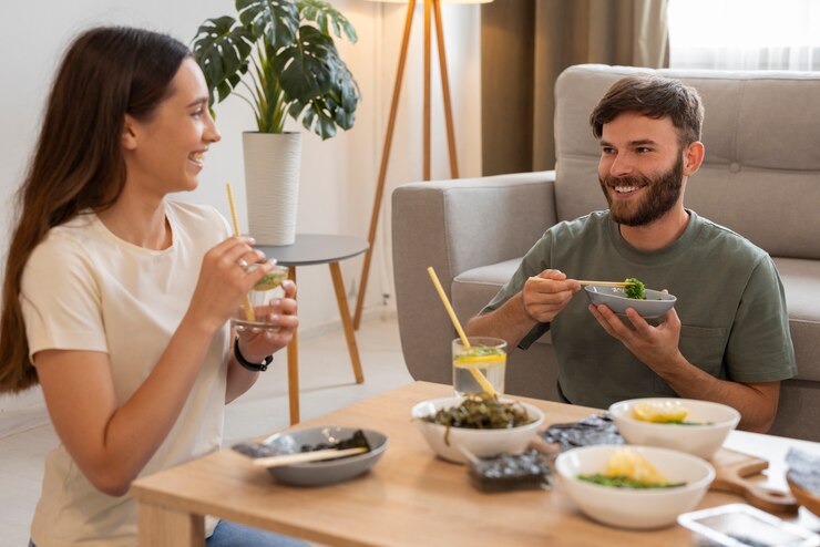 Foto grátis amigos de tiro médio comendo lanches de algas marinhas