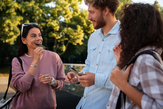 Foto grátis amigos de tiro médio comendo lanches de algas