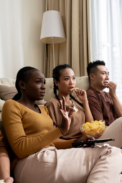 Foto grátis amigos de tiro médio comendo lanches