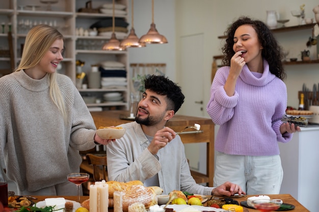 Foto grátis amigos de tiro médio comendo queijo fresco