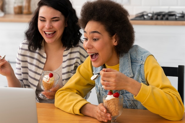 Foto grátis amigos de tiro médio comendo sorvete saboroso