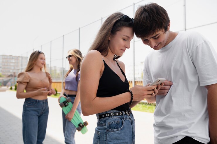 Foto grátis amigos de tiro médio conversando