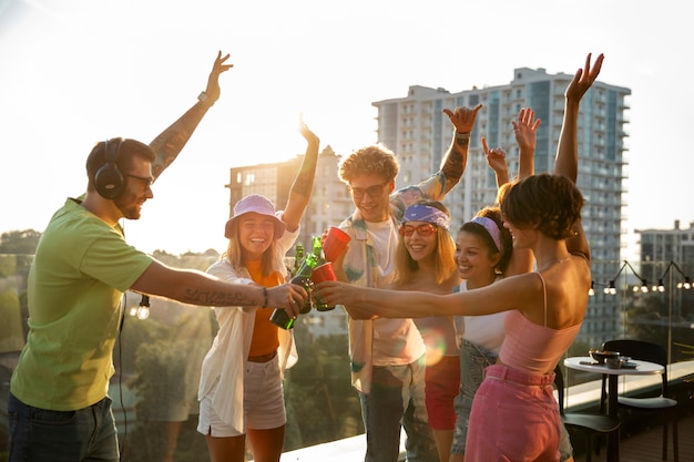 Amigos de tiro médio dançando na festa