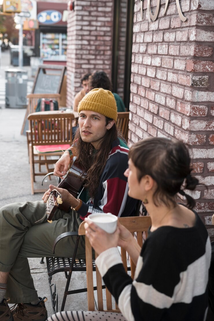 Foto grátis amigos de tiro médio fazendo música
