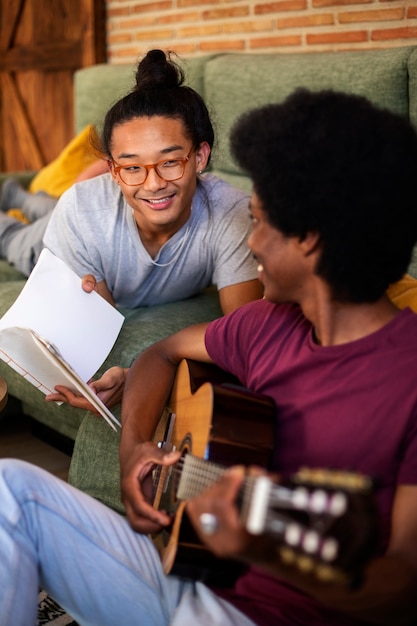 Amigos de tiro médio fazendo música