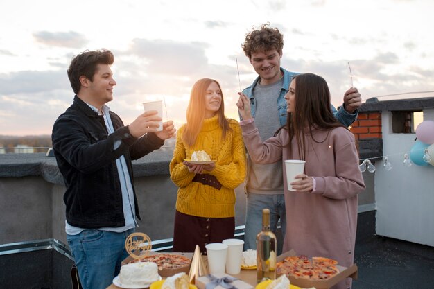 Amigos de tiro médio festejando