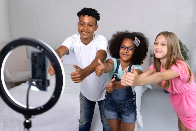 Foto grátis amigos de tiro médio gravando vídeo juntos