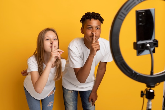 Foto grátis amigos de tiro médio gravando vídeo