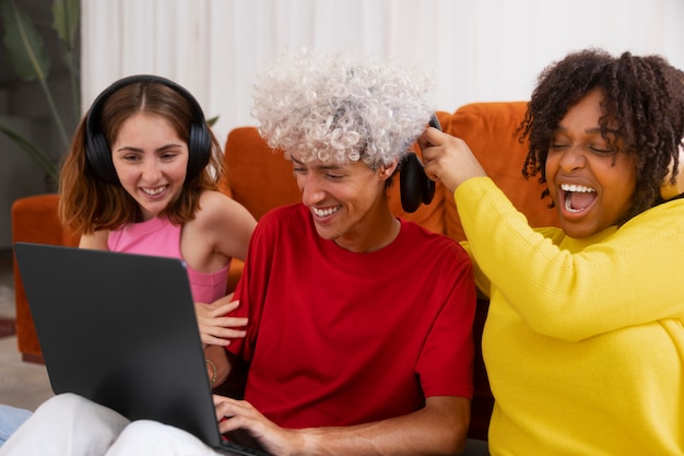 Amigos de tiro médio jogando videogame