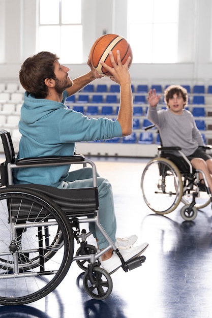 Foto grátis amigos de tiro médio jogando