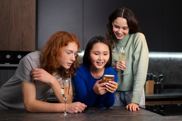 Amigos de tiro médio lendo mensagens de celular